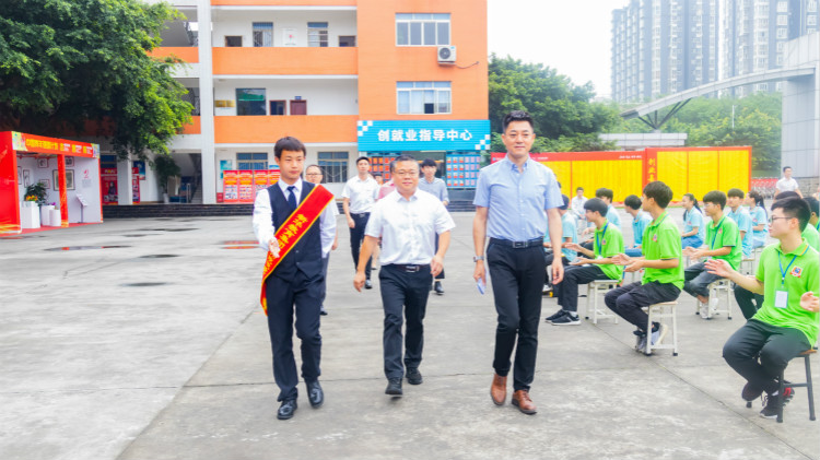 2020“紅色青春·魅力校園”四川新華勵(lì)志獎(jiǎng)學(xué)金頒獎(jiǎng)典禮盛大舉行！