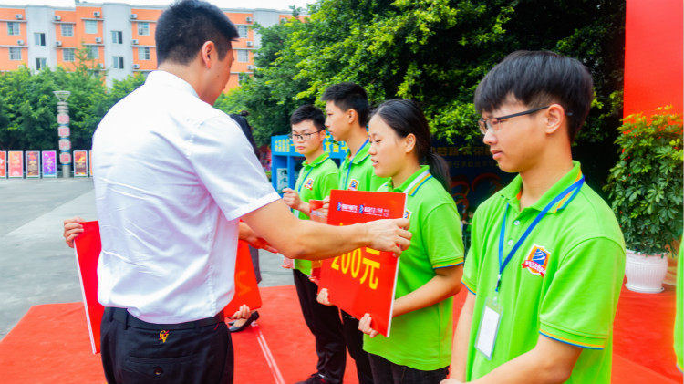 2020“紅色青春·魅力校園”四川新華勵(lì)志獎(jiǎng)學(xué)金頒獎(jiǎng)典禮盛大舉行！