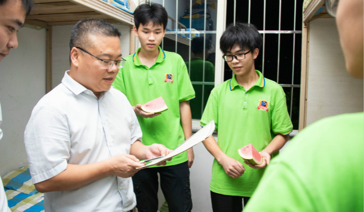 【九月開學季】院領導走訪宿舍慰問新生