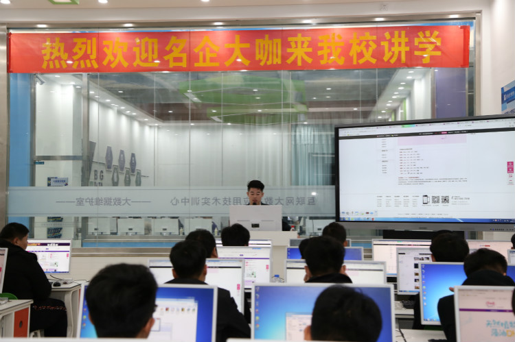 新華互聯網科技攜手名企，定向委培人才，讓學生好就業、就好業！