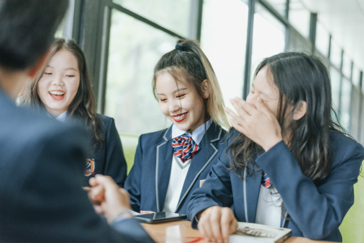 來新華學(xué)好互聯(lián)網(wǎng)技術(shù)，才能登的更高，走的更遠(yuǎn)