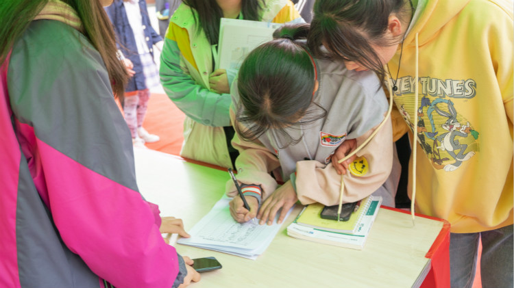 四川新華社團招新 上演“搶人大戰(zhàn)”