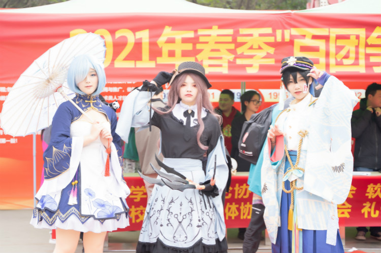 四川新華社團招新 上演“搶人大戰(zhàn)”