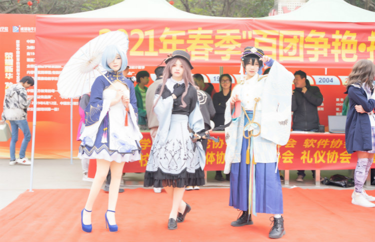 四川新華社團招新 上演“搶人大戰(zhàn)”