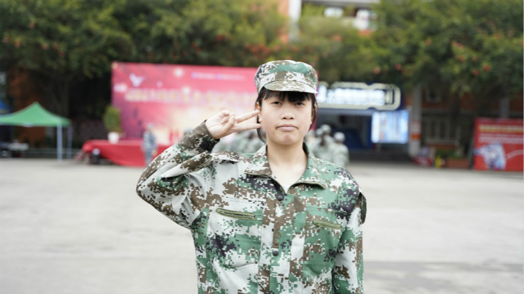 她說：感謝青春最好的時(shí)光里，遇到了四川新華