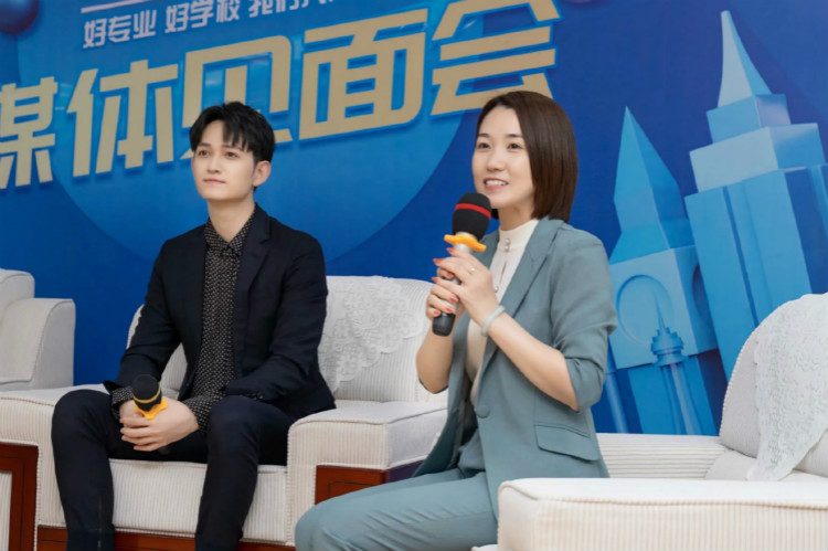 馬可來新華重拾校園生活，青春“競”是精彩！