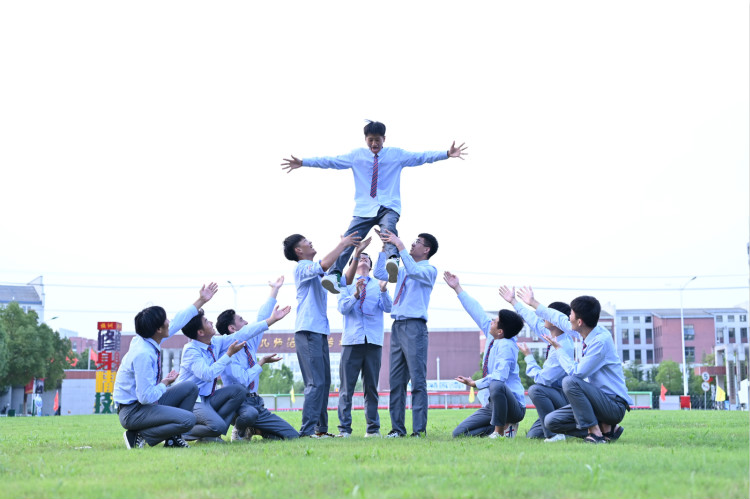 來新華學互聯網技術，讓未來多一種可能