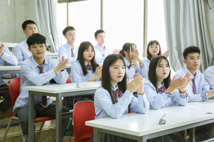 明星@擇校選專業的你，上職校我們共同推薦新華！