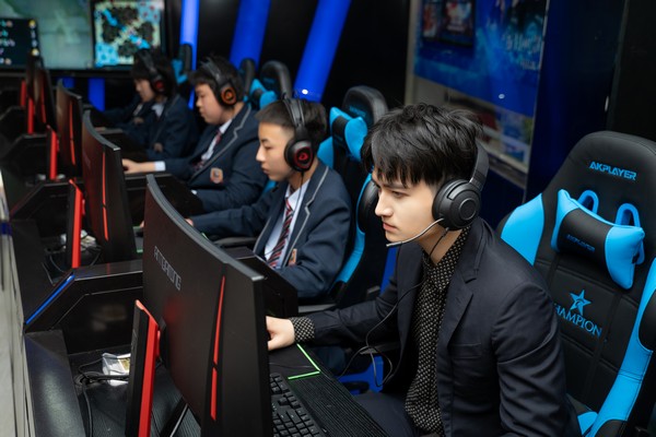 明星@擇校選專業的你，上職校我們共同推薦新華！