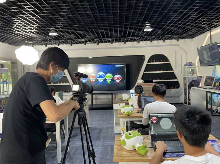 央視頻云端夏令營攜手新華電腦，開啟動漫設(shè)計小課堂！