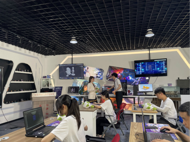 央視頻云端夏令營攜手新華電腦，開啟動漫設(shè)計小課堂！