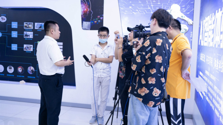 央視頻云端夏令營攜手新華電腦，開啟動漫設(shè)計小課堂！