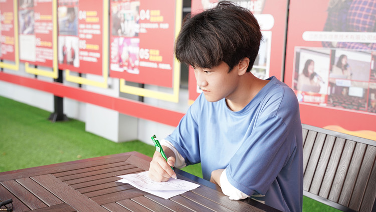 轉校來新華，乘著夢想的東風搏擊長空！