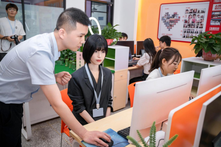 職高、中專畢業(yè)后的他們，為什么還選擇來四川新華？