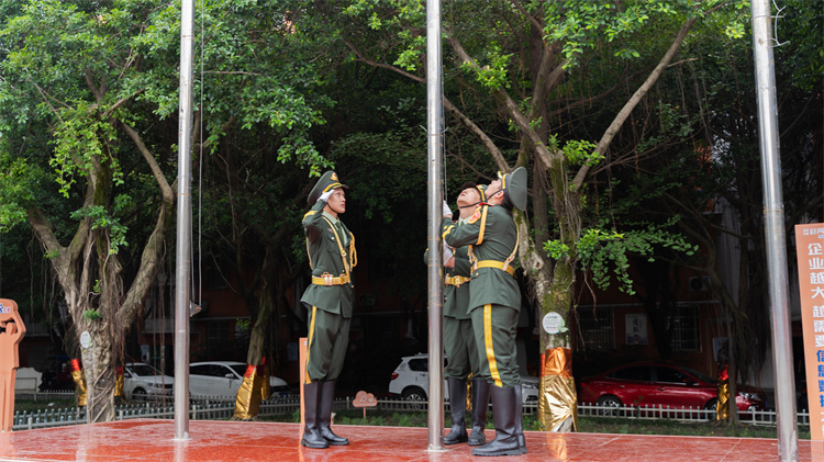 迷彩青春，軍訓蛻變—四川新華素質拓展訓練匯演