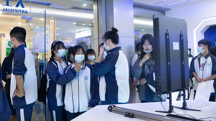 初中分流提前擇校，選擇新華實現彎道超車！