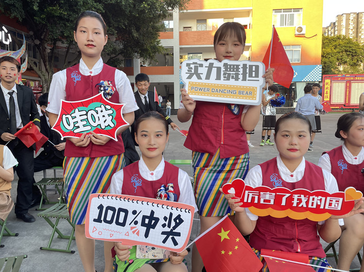 第34期新華·新銳獎(jiǎng)學(xué)金獲得者楊云纖