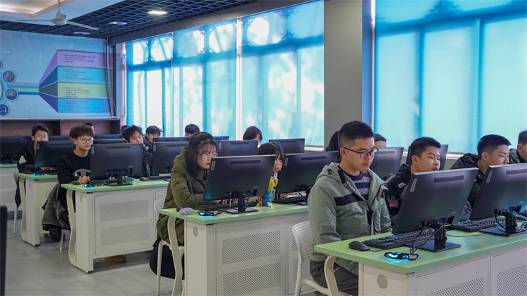 新學期 新氣象2022新華第一次升旗儀式隆重舉行！