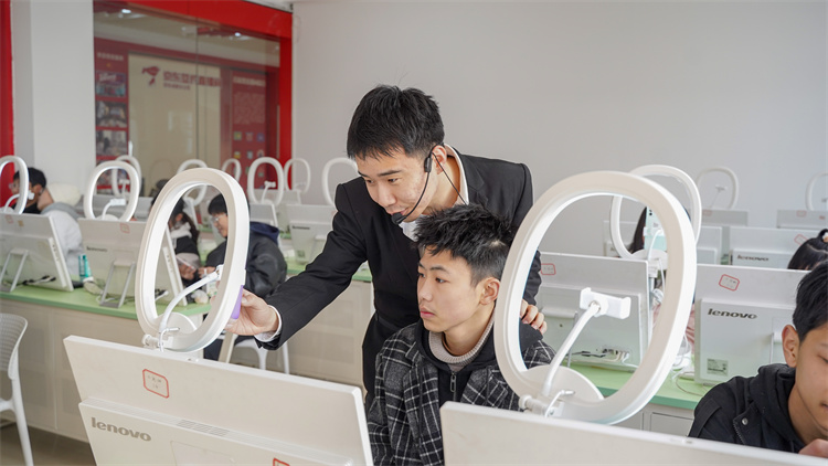 新學期 新氣象2022新華第一次升旗儀式隆重舉行！