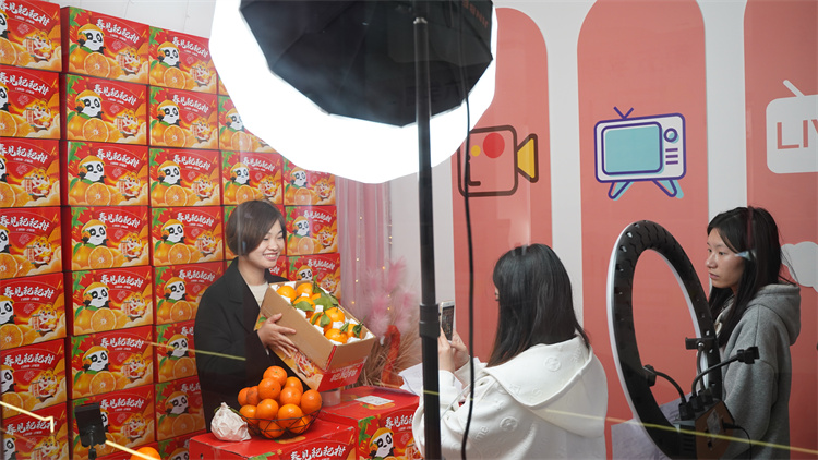 電商專業(yè)學(xué)生電商直播實訓(xùn)活動如火如荼開展中……