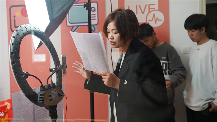 電商專業(yè)學(xué)生電商直播實訓(xùn)活動如火如荼開展中……