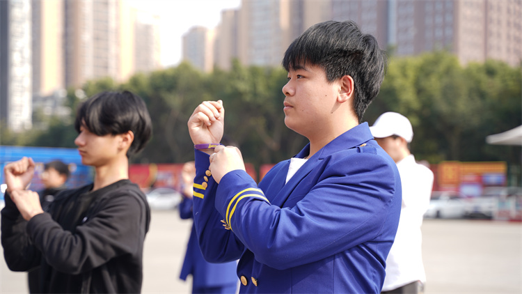 國防風采！新華國防少年不怕練！