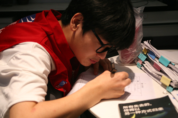 新華學子|勇攀高峰，研精覃思