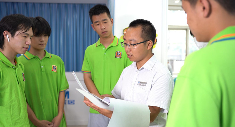 鶴發銀絲印日月，丹心熱血沃新花