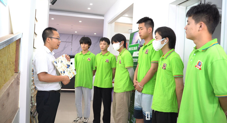 鶴發銀絲印日月，丹心熱血沃新花