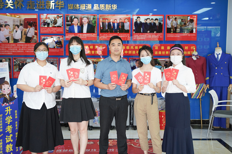 雙節(jié)同慶，情滿校園