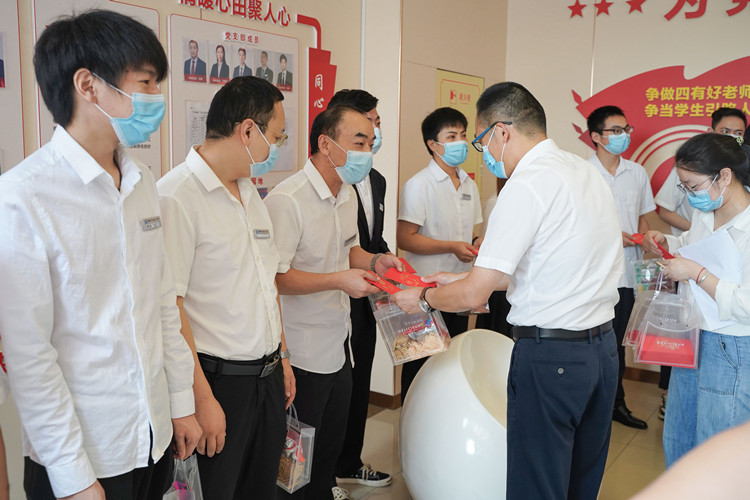 雙節(jié)同慶，情滿校園