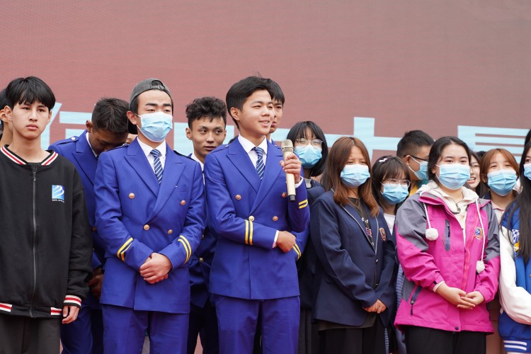 程龍老師新華“學生習慣養成教育”主題演講