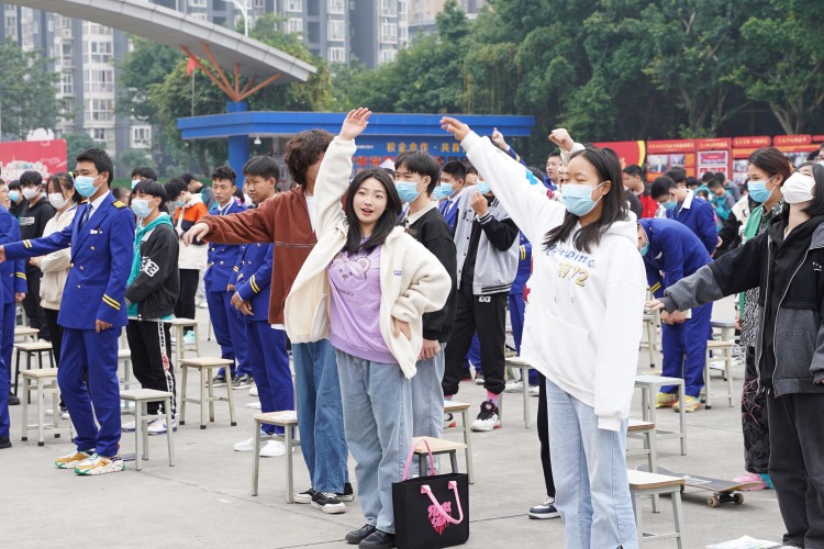 程龍老師新華“學生習慣養成教育”主題演講