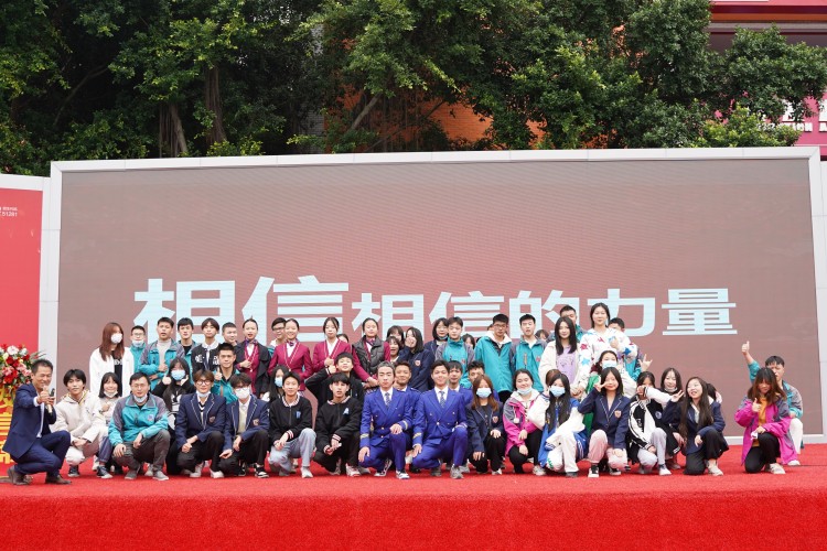 程龍老師新華“學生習慣養成教育”主題演講