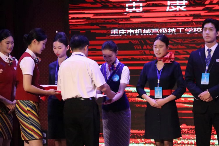 優(yōu)秀學(xué)子|逐夢(mèng)藍(lán)天，共赴未來(lái)