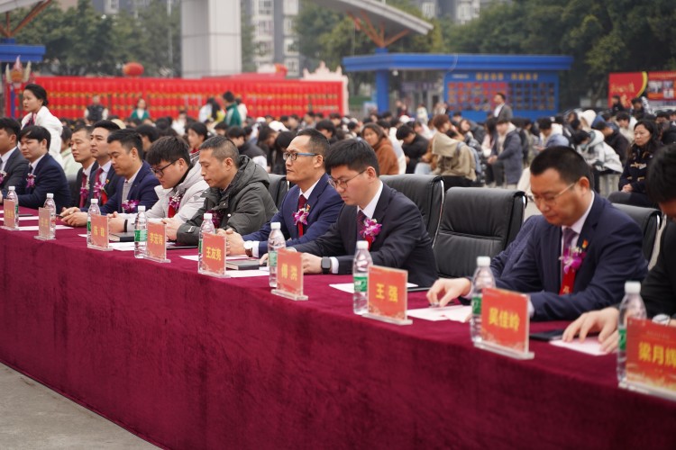 青春心向黨！與新華新生團員一起見證這場授牌、揭牌儀式