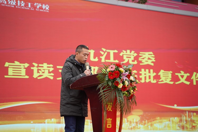 青春心向黨！與新華新生團員一起見證這場授牌、揭牌儀式