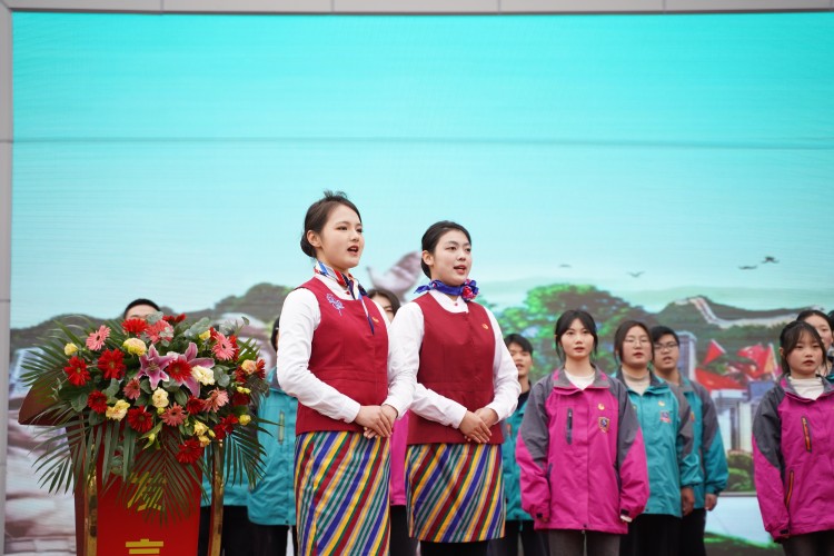 青春心向黨！與新華新生團員一起見證這場授牌、揭牌儀式