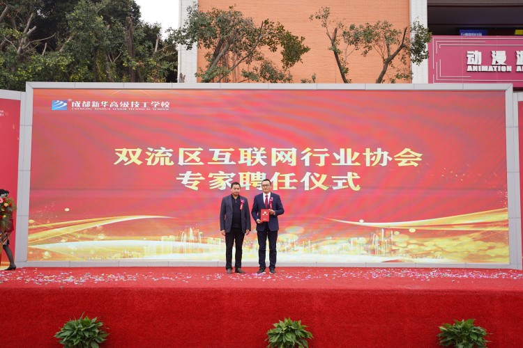 青春心向黨！與新華新生團員一起見證這場授牌、揭牌儀式