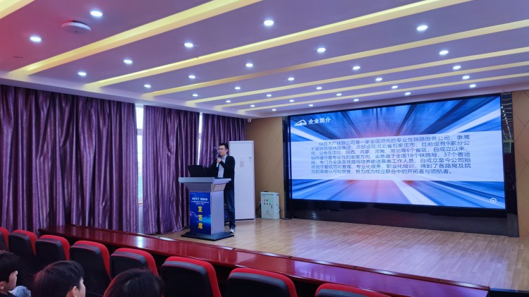 職引未來|成都新華高級技工學校專場招聘會全面開花