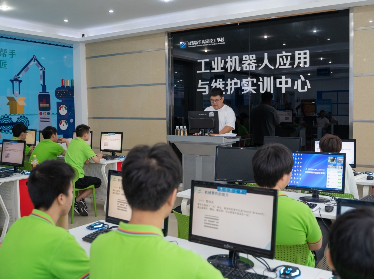 成都新華工業(yè)機(jī)器人暑期夏令營,開營！