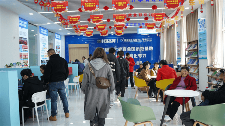 堅持熱愛，一往無前|來看她為什么選擇成都新華？