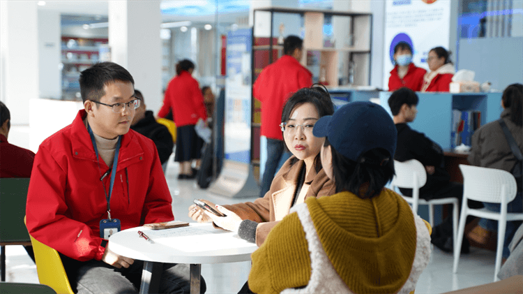 堅持熱愛，一往無前|來看她為什么選擇成都新華？