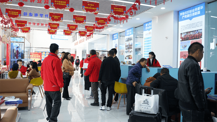 堅持熱愛，一往無前|來看她為什么選擇成都新華？