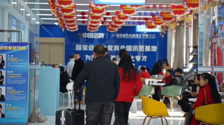 堅持熱愛，一往無前|來看她為什么選擇成都新華？