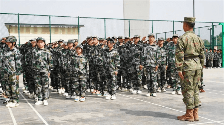 2024級春季新生軍事素質拓展訓練匯報表演