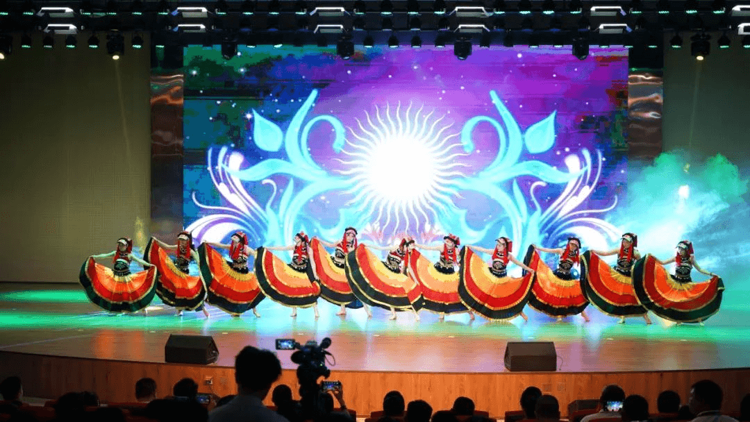 勇敢追夢，你只管努力，其他的交給成都新華