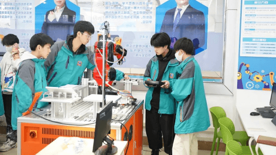 <b>春季預(yù)科班名額開放中，這四類人請(qǐng)?zhí)崆靶袆?dòng)</b>