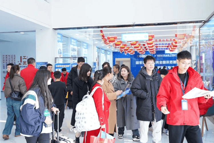 春季首批新生報到日|直擊成都新華報名現(xiàn)場,火爆