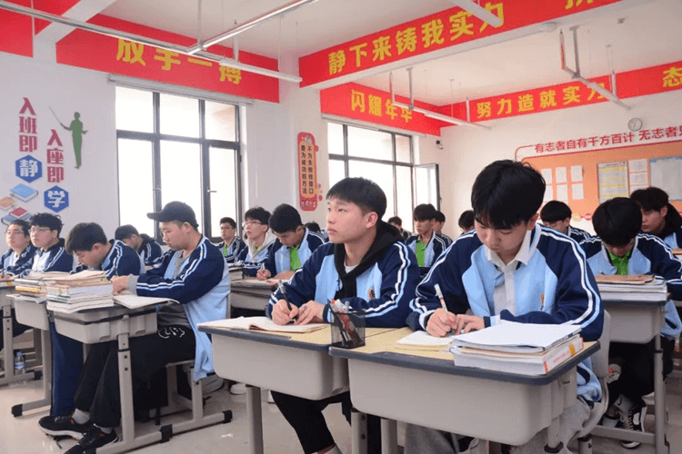 高一高二成績不理想？成都新華助你升學就業兩不誤！